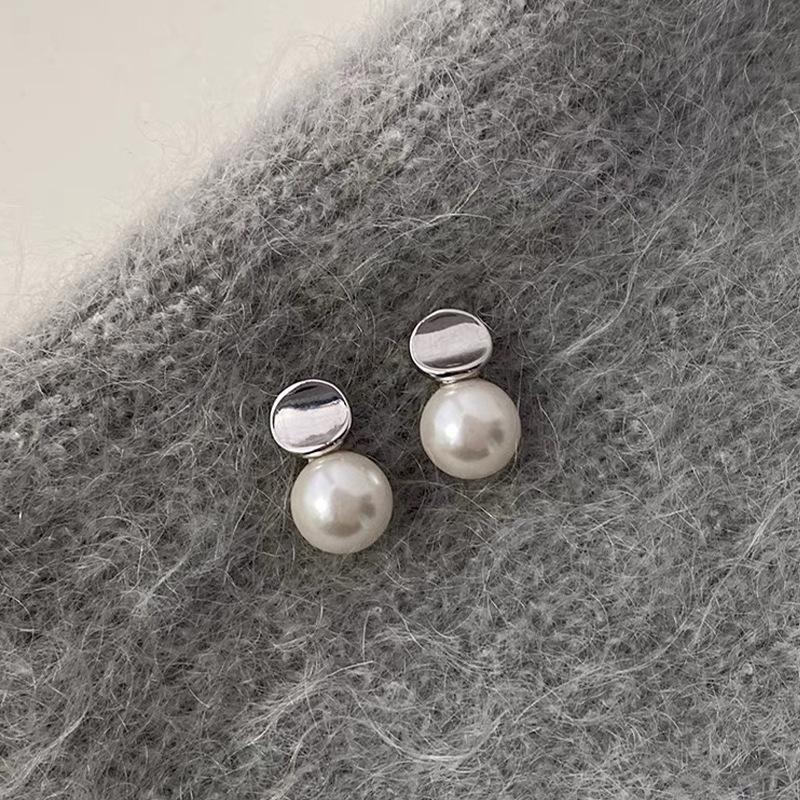 

Высококачественные круглые серьги-пусеты из металла и жемчуга: Корейский ретро, простой, универсальный модный аксессуар для женщин.