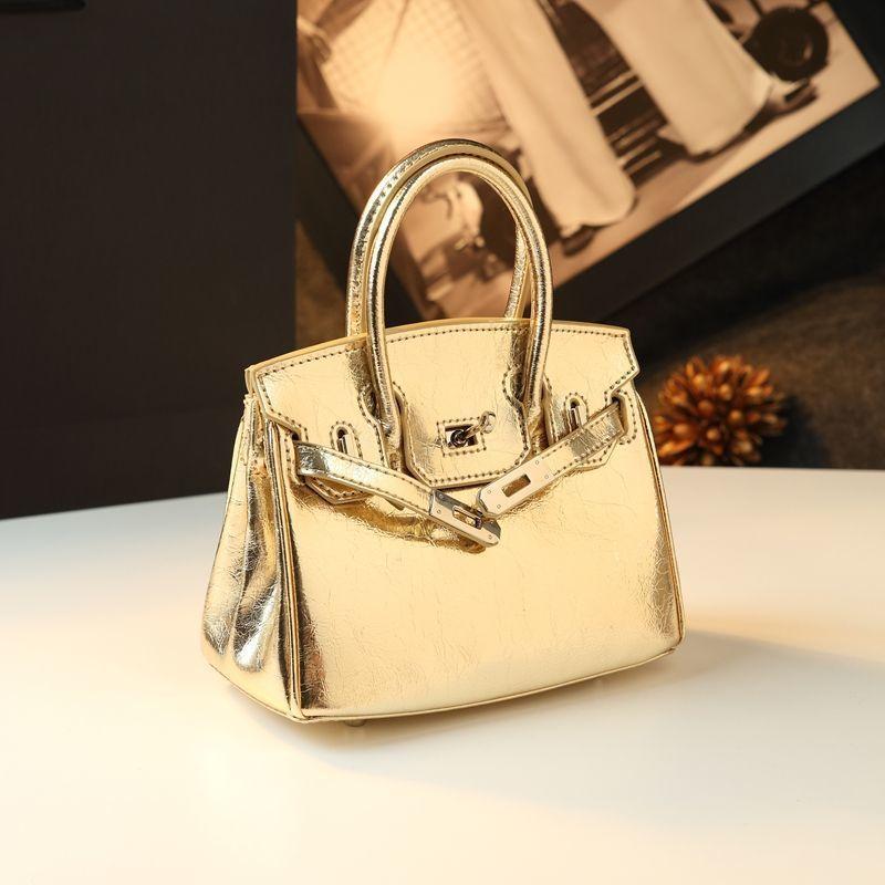 Маленькая простая платиновая сумка Женская кожаная атмосферная сумка-клатч с подвеской на плечо Сумка-мессенджер золотой