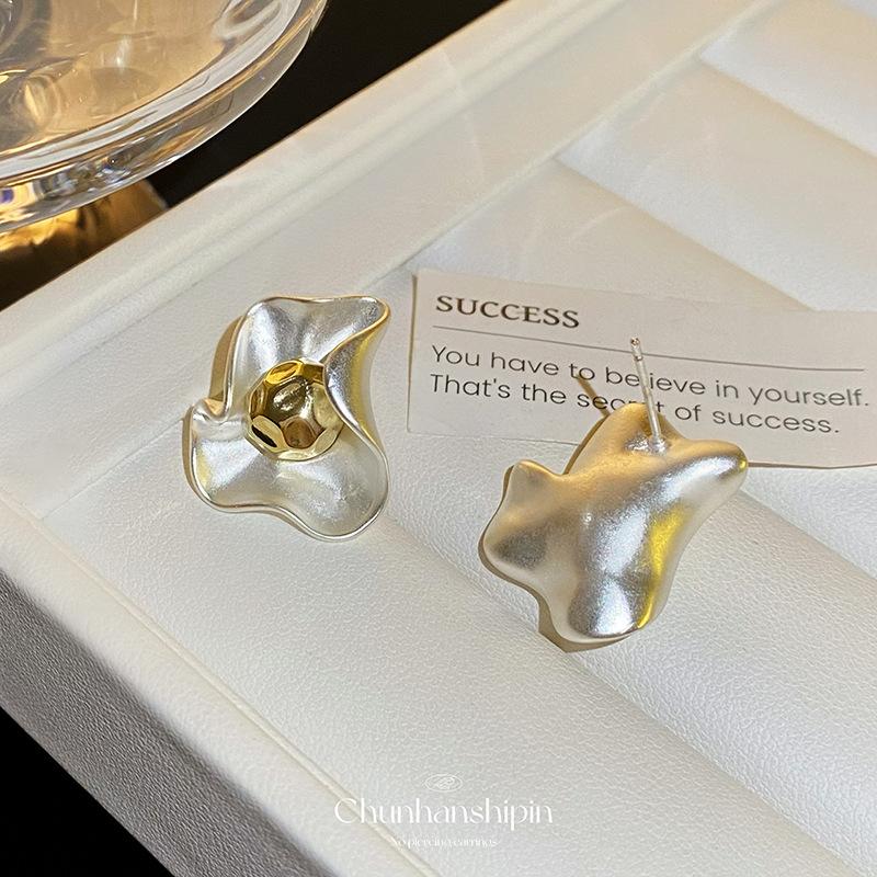 

Light luxury high-end temperament atmospheric dumb silver petal stud earrings niche unique ear clips mosquito coil disc women without ear piercings