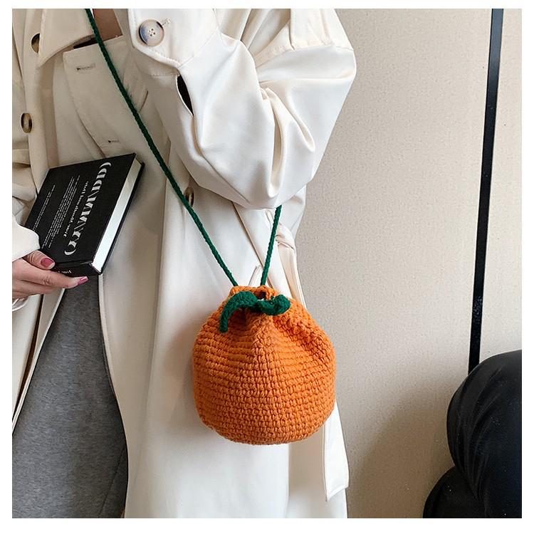 Ręcznie robiona brzydka pomarańczowa wełniana torba na ramię na szydełku - urocza listonoszka dla kobiet