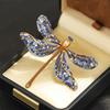 Broche libellula con pietra incastonata in zircone blu di lusso di nicchia, spilla da cappotto da insetto di lusso atmosferica, anti-luce femminile