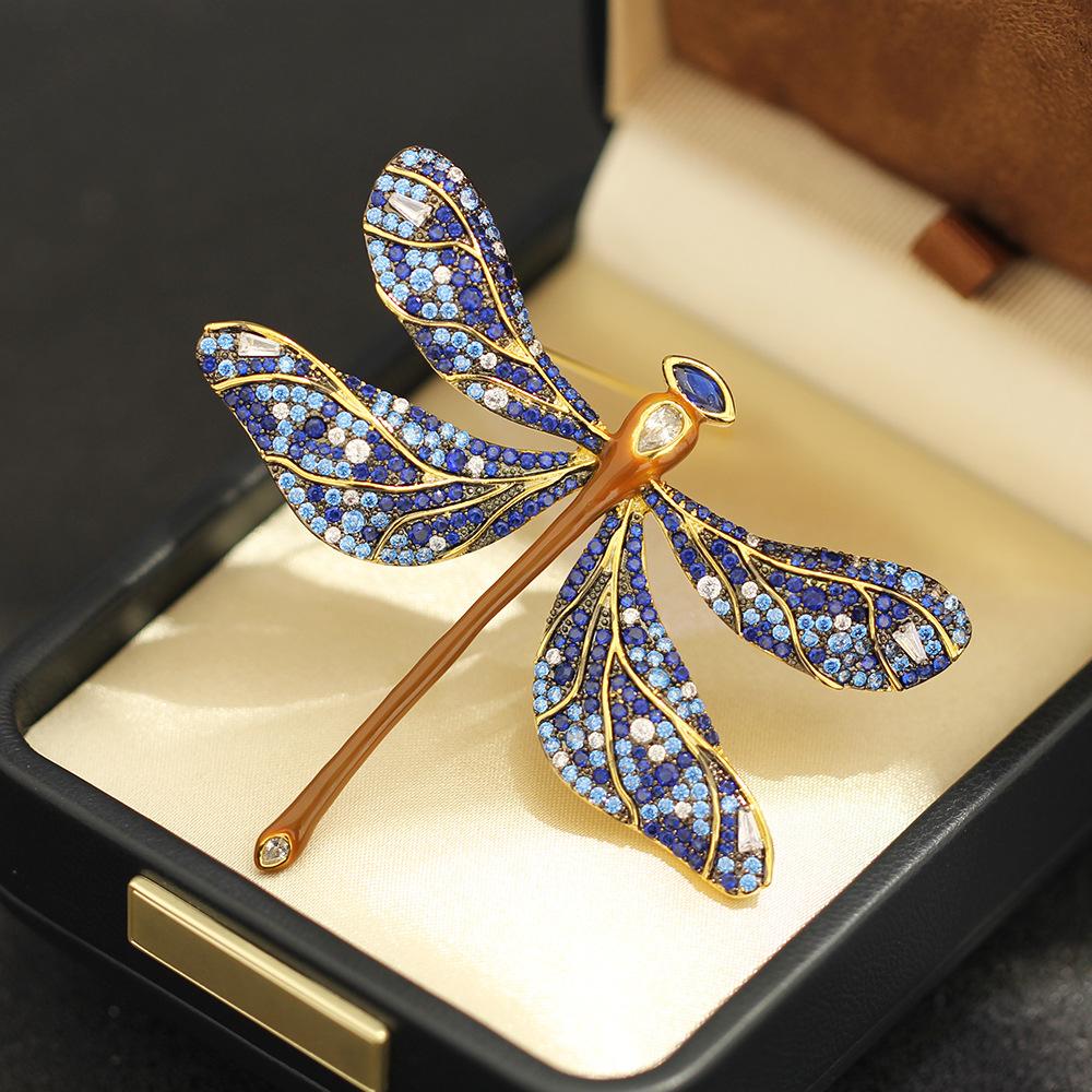 Broche libellula con pietra incastonata in zircone blu di lusso di nicchia, spilla da cappotto da insetto di lusso atmosferica, anti-luce femminile