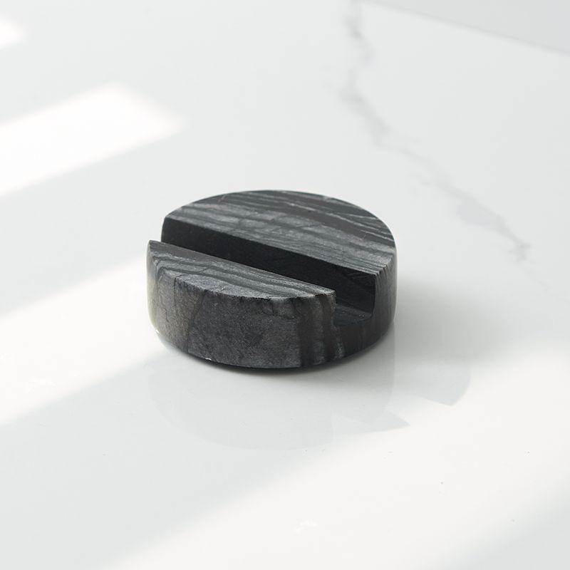 Prosty, biały, marmurowy uchwyt na telefon – okrągła ozdoba na biurko