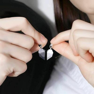 2-teilige Paar-Halskette, modische schwarze und weiße Wunschstein-Paare, gespleißte magnetische Herz-Halskette