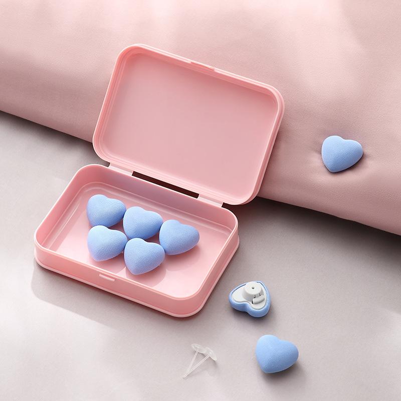 

Любящий держатель для одеяла — это бытовая простыня из чистого хлопка, безопасная, без игл, невидимая, со встроенной застежкой-кнопкой для быстрого открывания пододеяльника. six in a box светло-синий