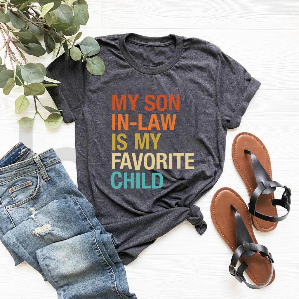 Min svärson är mitt favoritbarn Grafiska T-shirts Rolig familje-T-shirt Gåva till svärmor Kortärmade Dam-T-shirts
