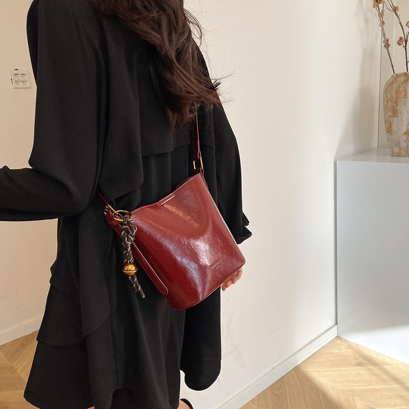 2025 winter new high-value retro niche design underarm women's bag temperament simple fashion shoulder bucket bag