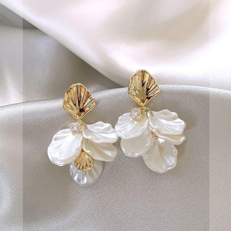 

New super fairy sweet fringed shell petal earrings female, Korean version temperament light luxury long earrings earrings