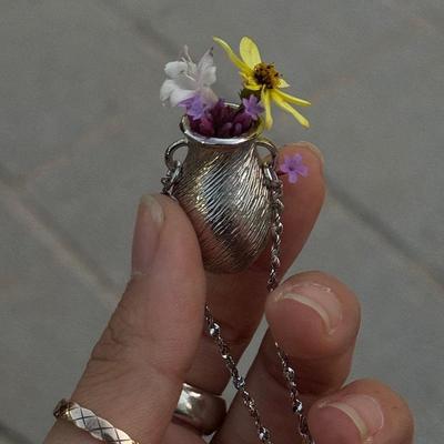Korean High-End Fashion Necklace: Vase Pendant Chain Accessory