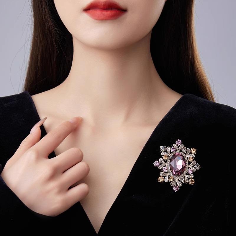 Retro Fuxin Flower Brooch, High-end Women's Design Sense, Niche Brooch Pin, Fashionable and Luxurious