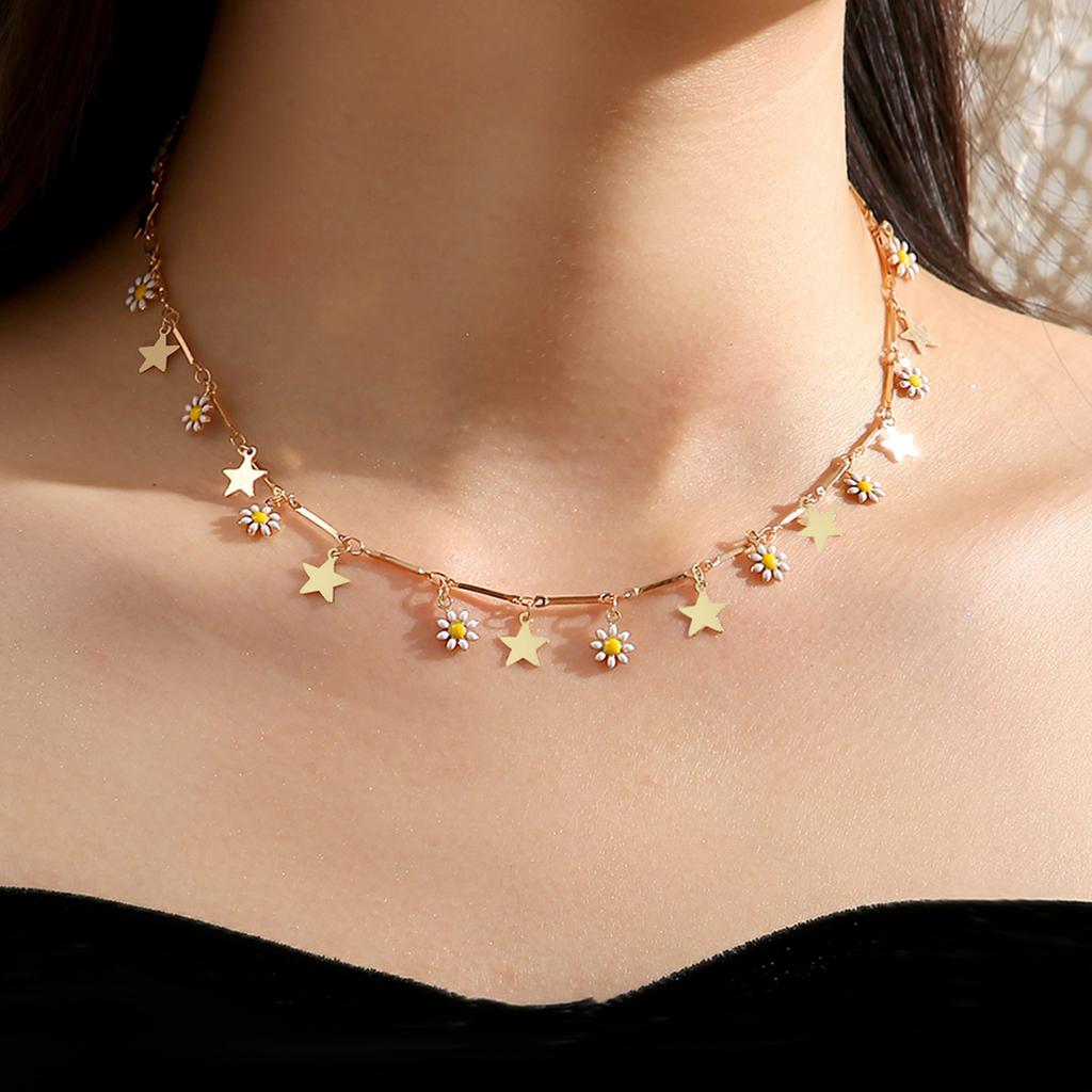 1PCS Korea Style Daisy Pendant Necklace Colorful Beaded Short Choker  Lovely Fashion Necklace For Women Girls Party Vacation Jewelry
