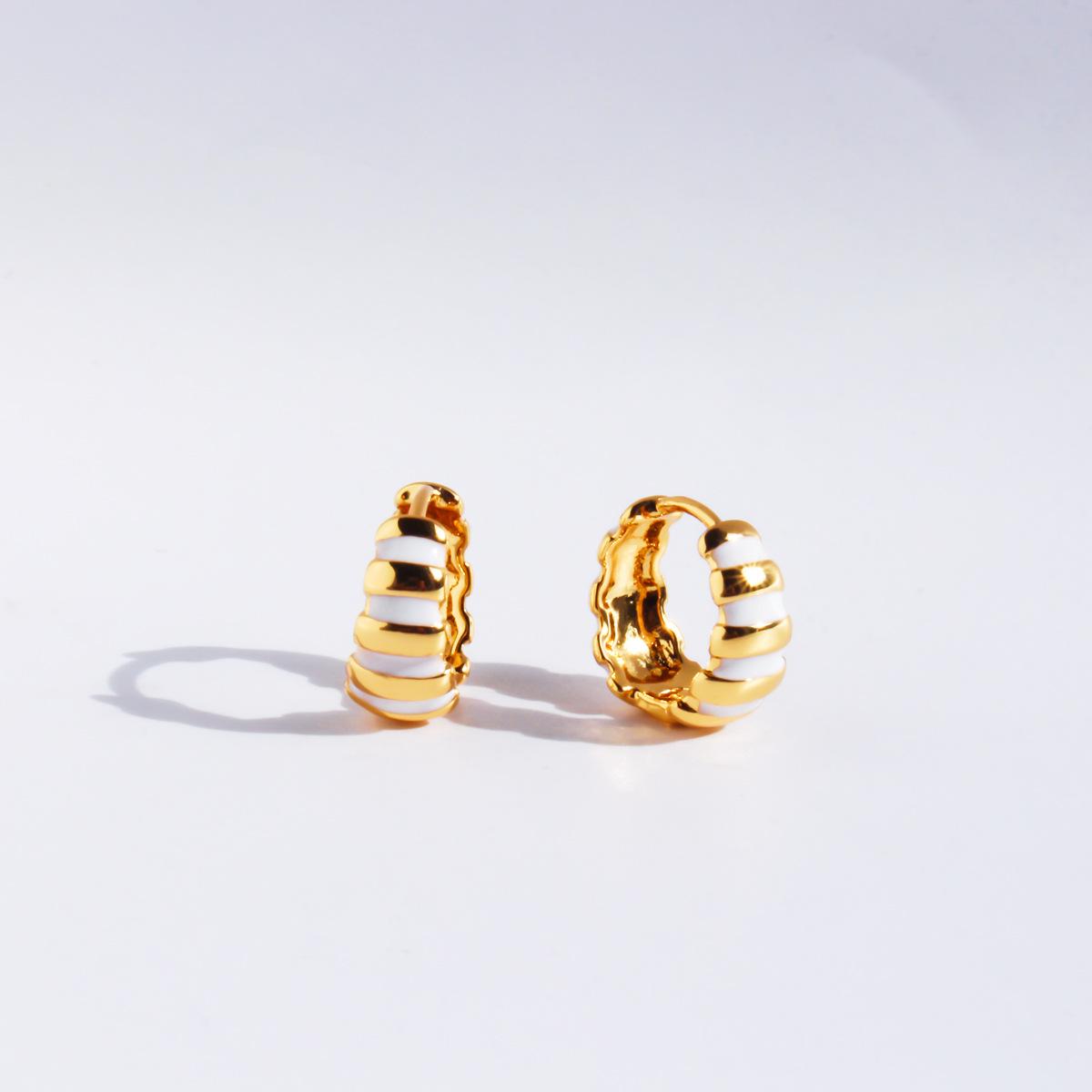 

Расписанные вручную серьги-круассаны в клетку - черная и белая эмаль, капельная глазурь, универсальные маленькие гвоздики