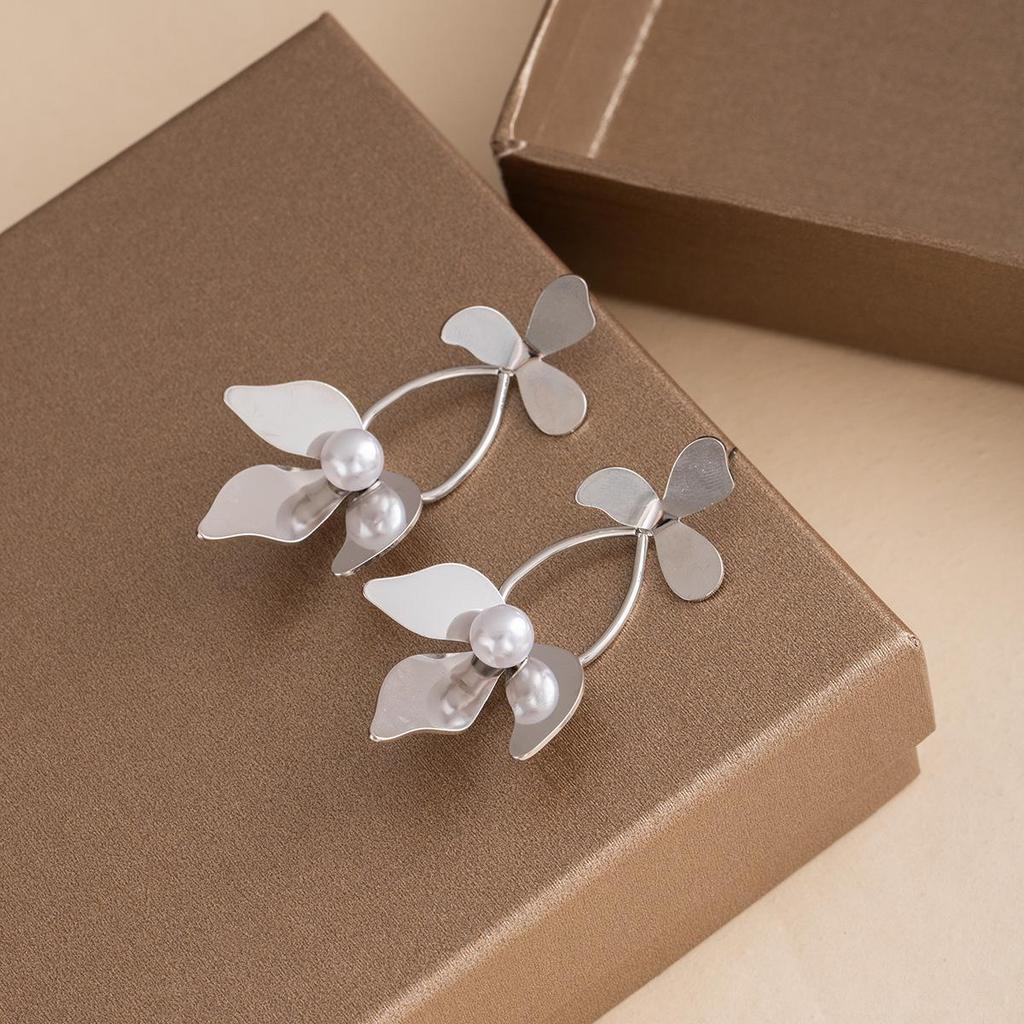 Exaggerated 3D Flower Pearl Earrings: Light Luxury, High-End Metal Style Studs