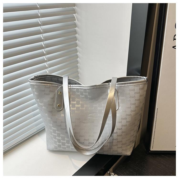 Premium sense portable large-capacity bag 2025 spring and summer women's bag fashion commuter shoulder bag summer popular tote bag