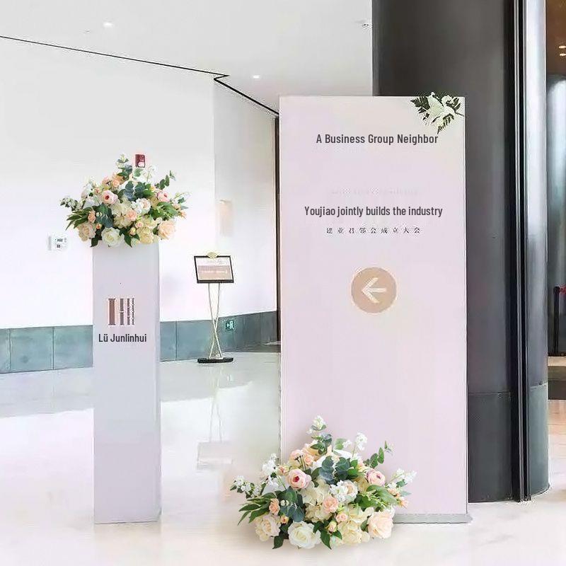 Set di Colonne Romane: Segnaletica per Corsie, Centrotavola e Decorazioni Floreali in Seta Champagne per Matrimoni ed Esposizioni