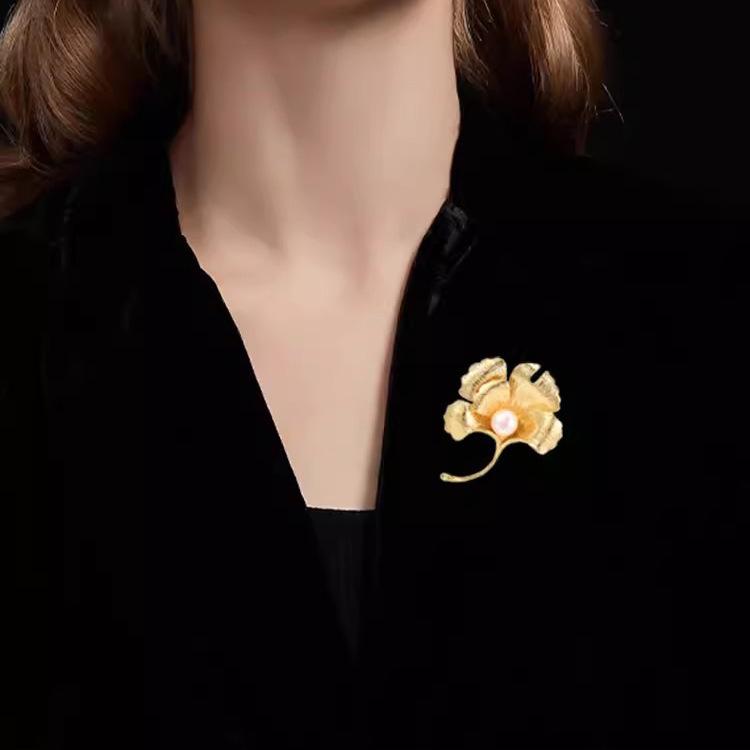 Broșă Retro Mugur de Caise, Corsaj Exquis cu Frunză de Ginkgo Biloba și Perlă pentru Femei de Înaltă Calitate, Pin cu Design Nișat, Costum și Accesorii