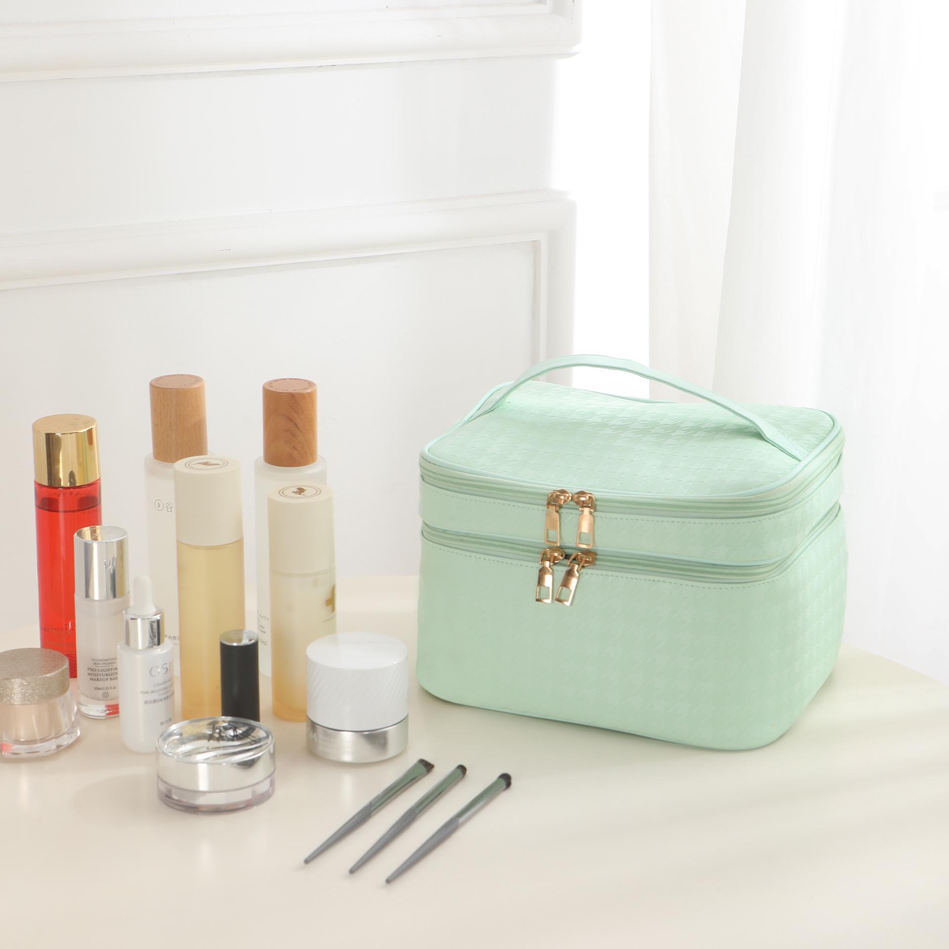 

Large Waterproof Makeup Bag for Travel and Business Trips - Cosmetic and Wash Storage Organizer 26x20x17cm зелёный