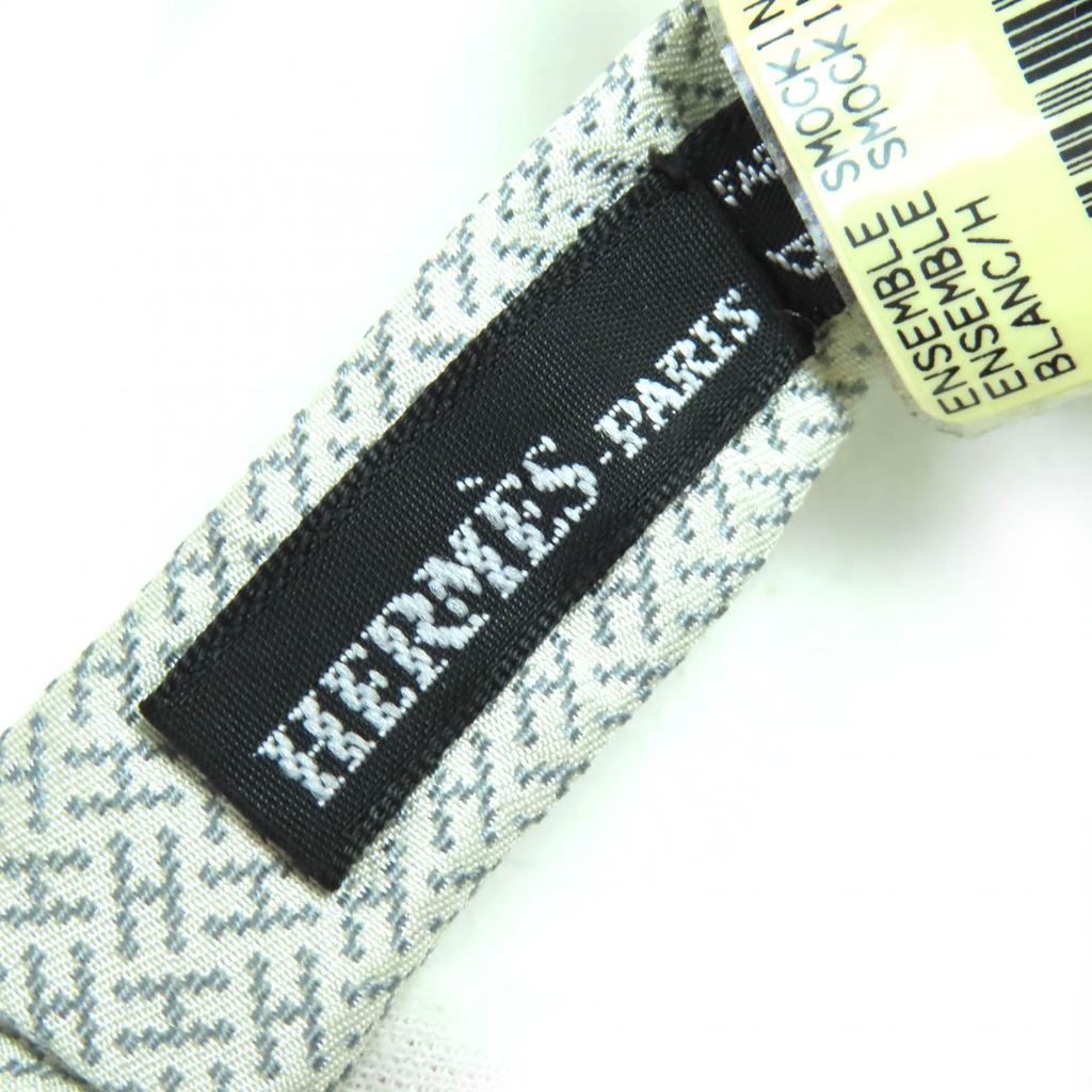 Pristine HERMES H Motif Cummerbund and Butterfly Tie Ensemble Light Gray Silk Used
