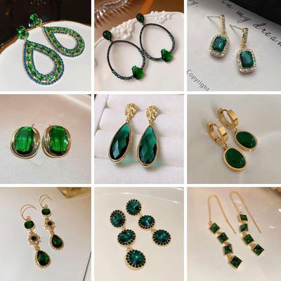 Pendientes de aguja de plata de lujo retro con diamantes esmeralda: joyería de moda de alta gama y personalidad.