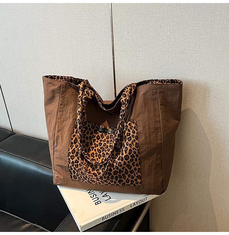 Korean leopard print tote bag large capacity niche design canvas bag women's new lazy retro versatile shoulder bag