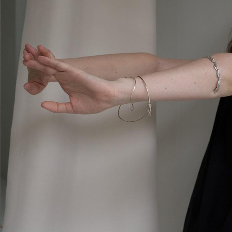 SENSE OPTIC Wavy Bangle