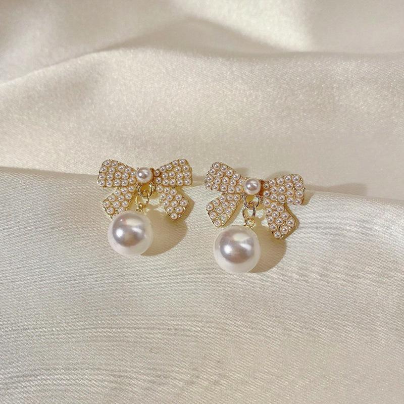 Light Luxury Pearl Stud Earrings Celebrity Temperament Flower Earrings Elegant High-end Earrings