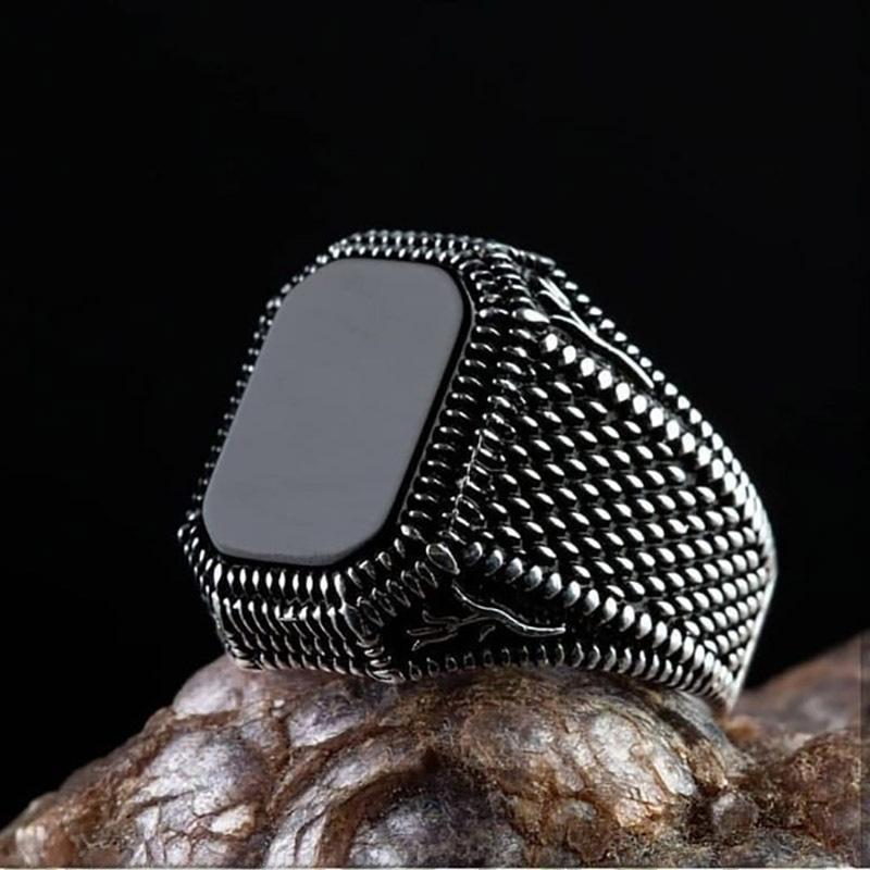 Wei Ya Men's Retro Black Square Agate Pattern Ring - Trendy and Unique Design