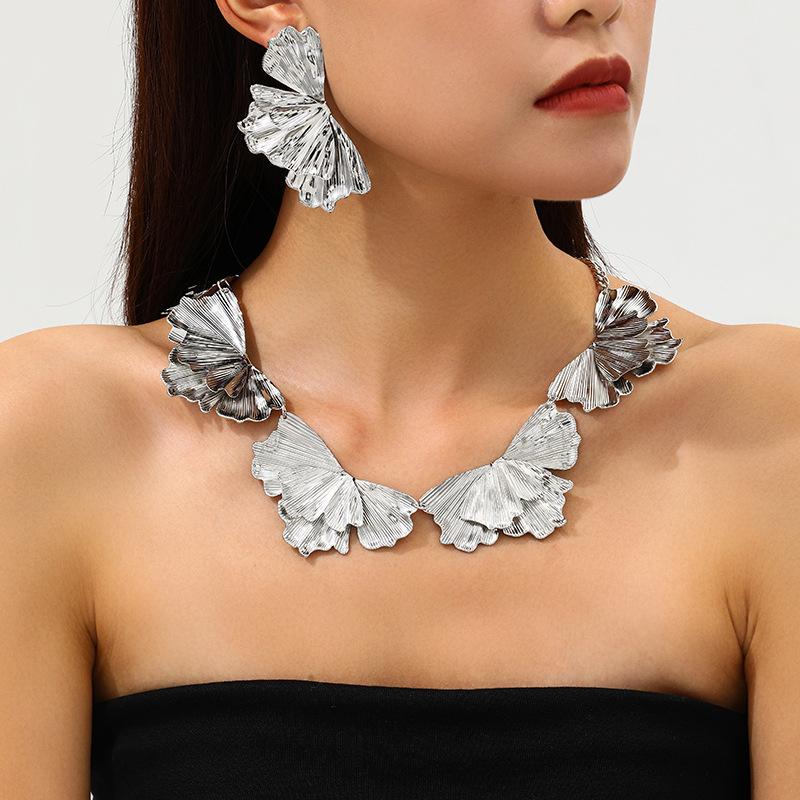 Irregularly Pleated Flower Stud Earrings, Ginkgo Biloba Leaf Petal Necklace Set, Jewelry, Exaggerated Temperament, High-end Earrings.