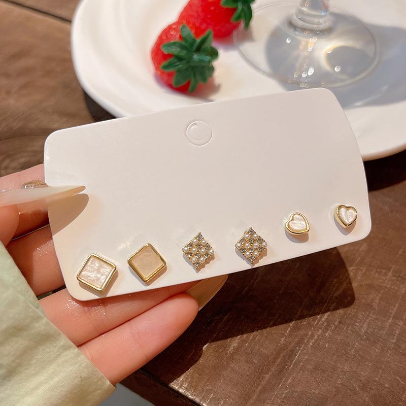 Perlen-Ohrpiercing-Set im koreanischen Stil: Kleine, vielseitige Ohrringe für Studenten