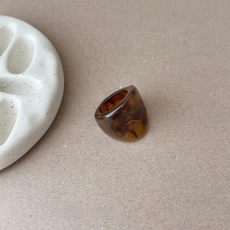 

Кольцо из смолы с разводами, неправильной круглой формы, простое и изысканное кольцо на указательный палец, универсальная модная бижутерия для женщин с характером