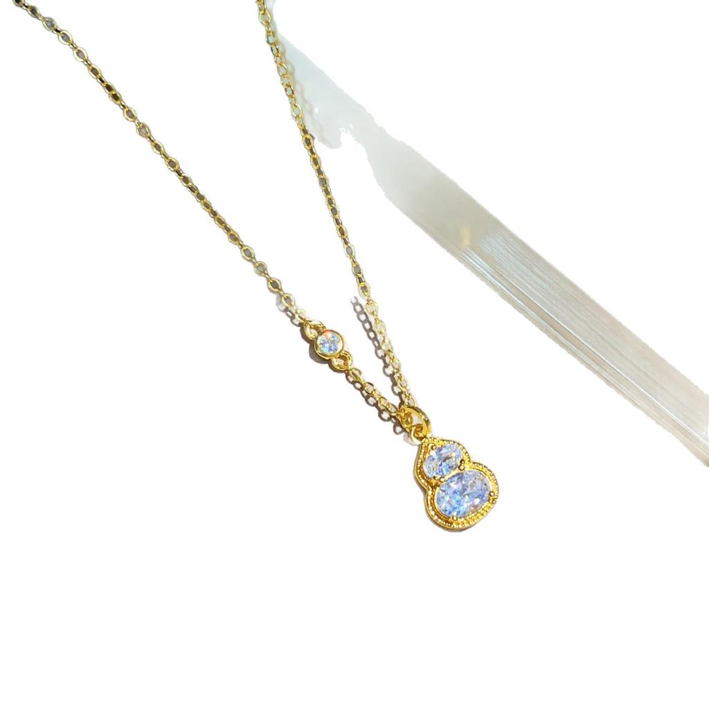 Elegant Chinese-Inspired White Diamond Gourd Necklace for Women - Luxurious, Versatile Clavicle Chain for Blessing and Prosperity.