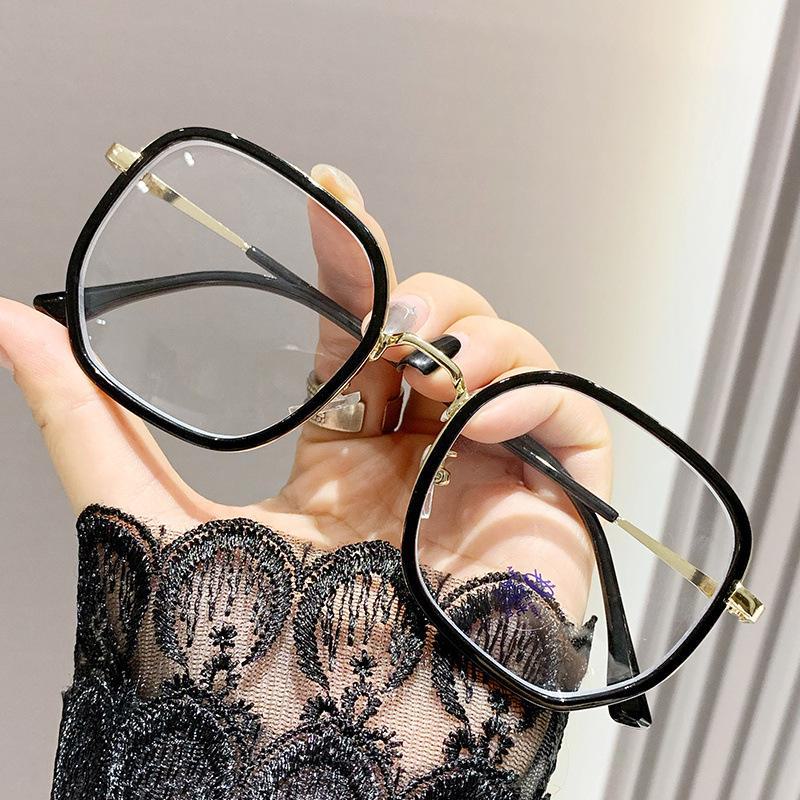 New Anti-Blue Light Large Frame Glasses - No Makeup Slimming Style, Trendy Myopia Glasses for Live Broadcasts and Social Media Influencers.