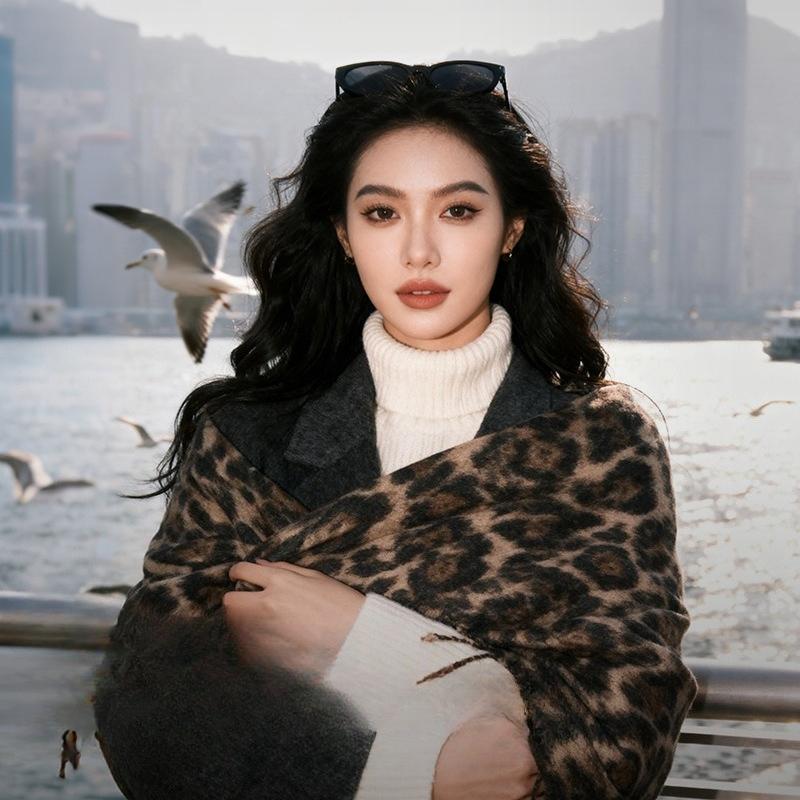 Retro leopard print fringed scarf women's new autumn and winter fashion matching atmosphere warm and cold neck scarf shawl