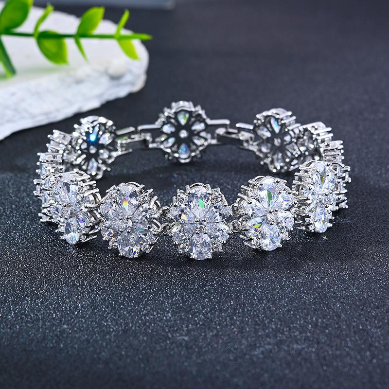 New Colored Zircon Flower Bracelet Women s Light Luxury Fashion Diamond-encrusted Jewelry Multi-color Optional 21.5cm белый