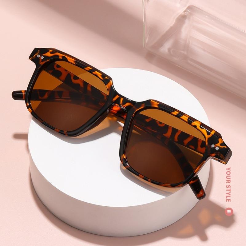 Stylish Rivet Sunglasses Square frame Sunglasses for Women Men Vintage Retro Trending Sun Eyeglasses Shades UV400 gafas de sol