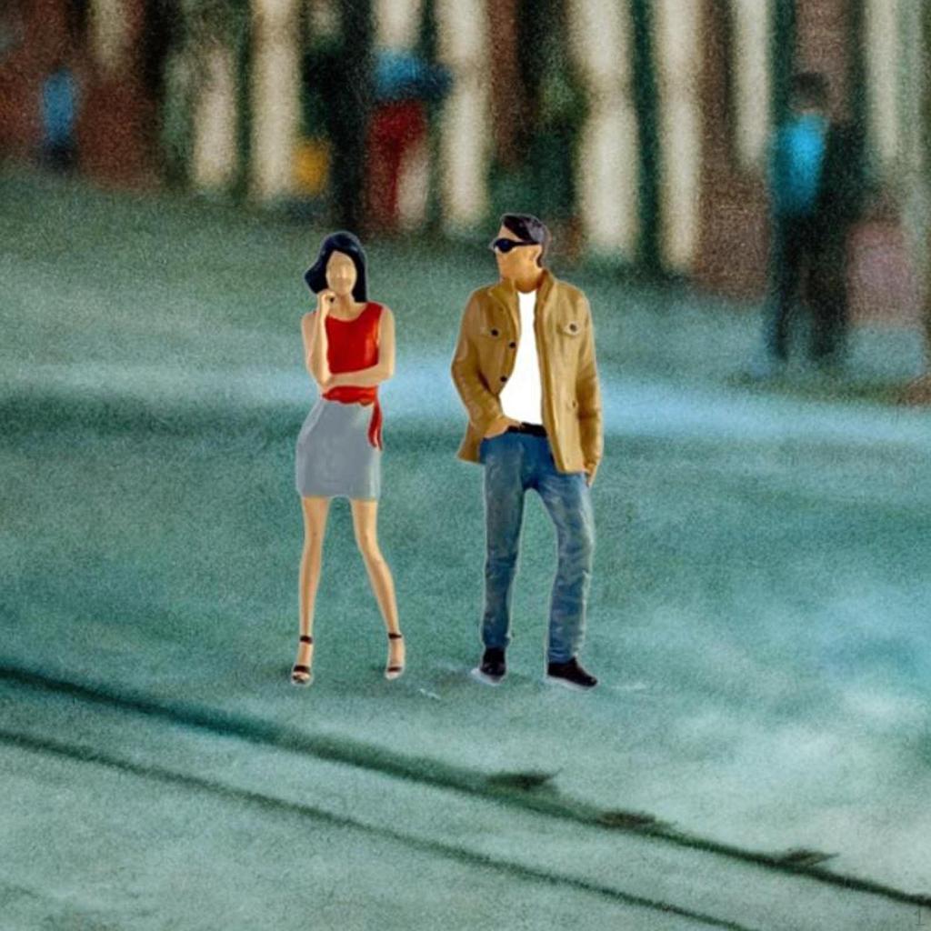 2 Stück 1/64 Frauen und Männer Figuren Tiny People Modell Layout Handwerk Sammlungen Handgemalte