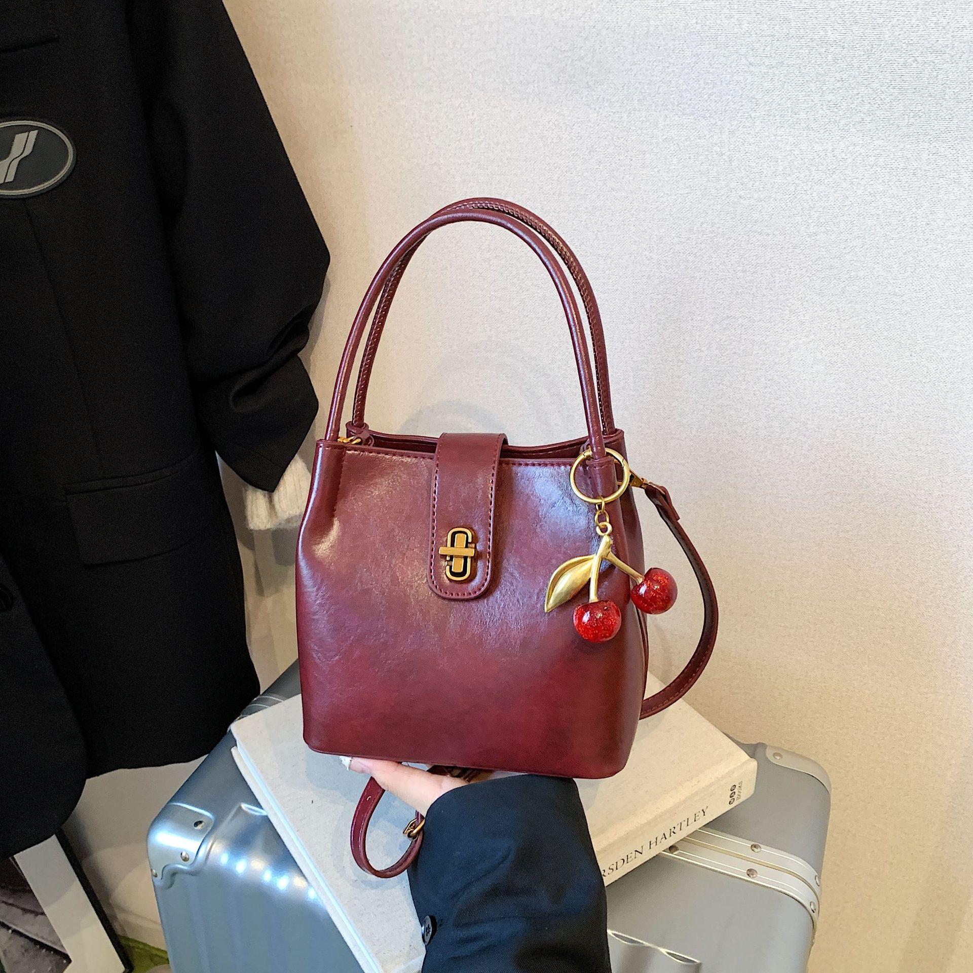 

Cherry Bucket Bag Female Western-style Niche Design 2026 Fashi Trend New Casual Retro PU Crossbody Bag червоний