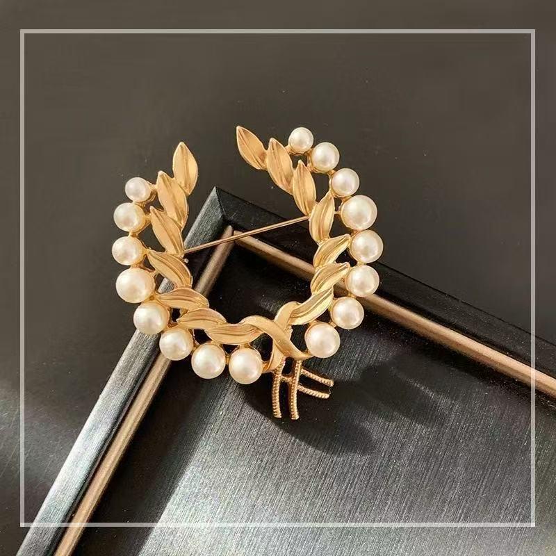 Retro Matte U-Shaped Wheat Pearl Brooch - Elegant Versatile Suit Pin