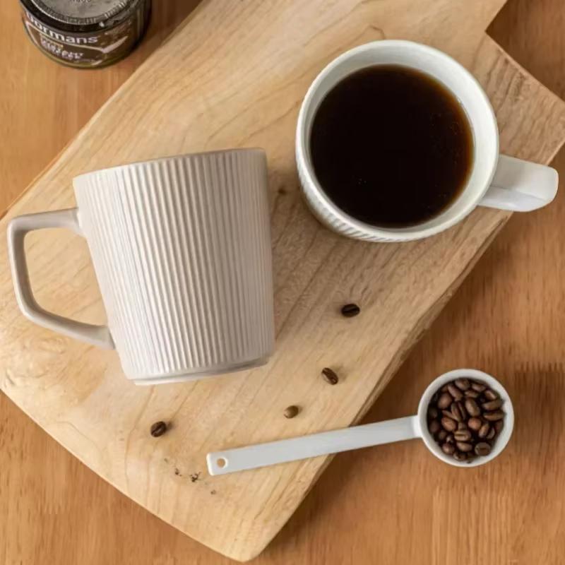 Nordische Keramiktasse mit Henkel, Milchkaffeetasse mit mattiertem Relief, Lässige Wasserflasche für Zuhause und Büro, Gestreiftes Design, Paartasse