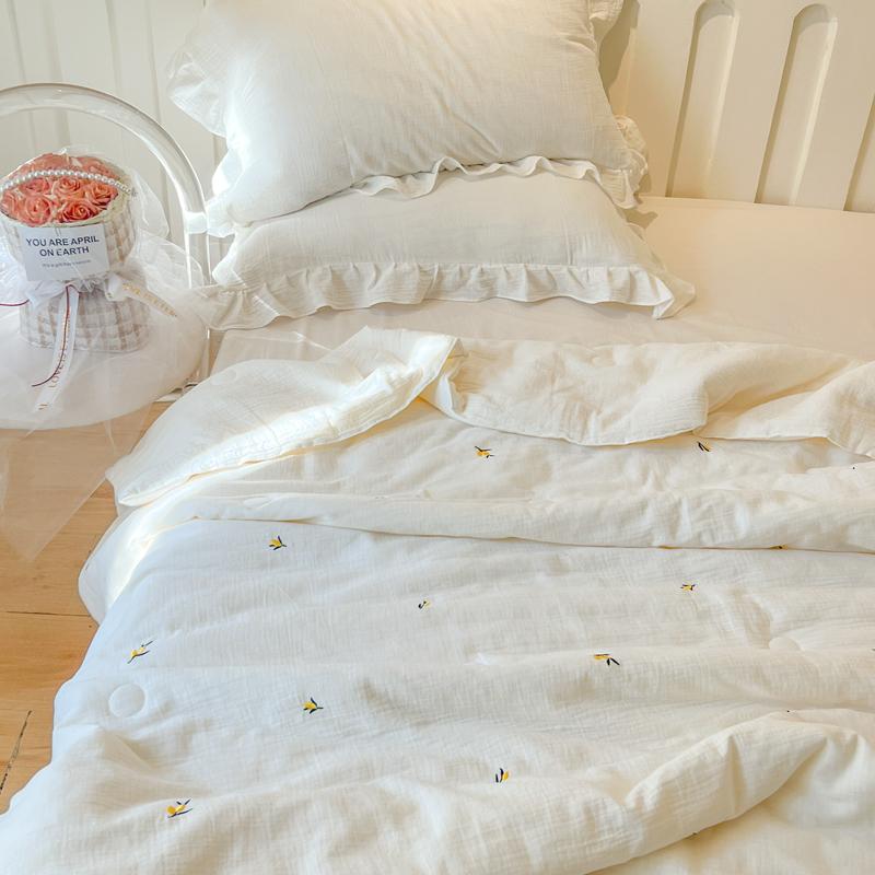 Pure Cotton Wrinkle Gauze Quilts Summer Plain Embroidered Bear Comforter Double Couple Bed Quilts Air Conditioning Cool Quilt