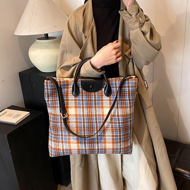 2024 Women's Trendy Woolen Large-Capacity Messenger Tote for Autumn/Winter - Versatile College Handbag