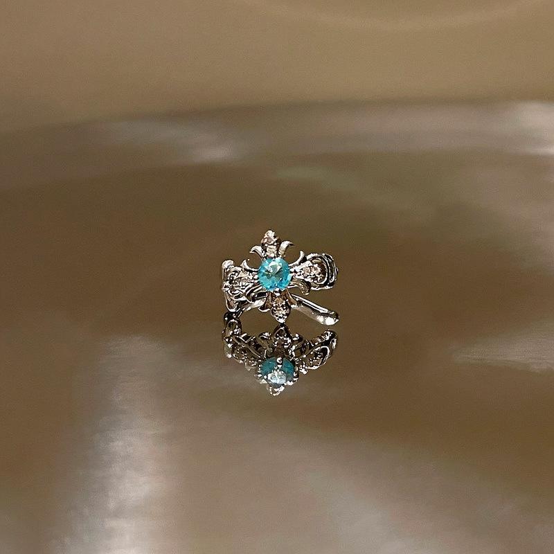 Серьги-каффы с крестом из циркона: Модные, легкие и роскошно универсальные серьги высокого класса.