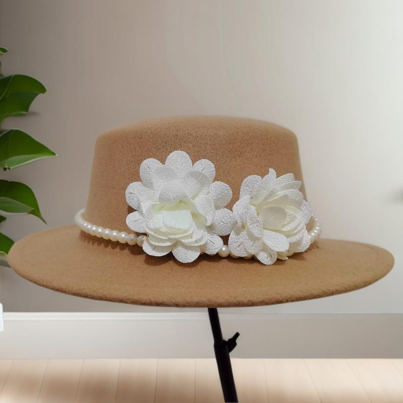 French British retro Hepburn style flower pearl imitation woolen top hat female autumn and winter face small flat top hat self-operated