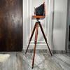 Kamera im klassischen Design mit Holzdreibein Retro-Wohnstil
