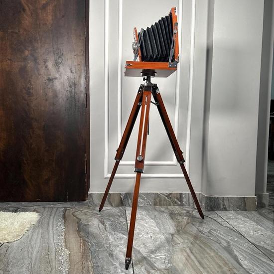 Kamera im klassischen Design mit Holzdreibein Retro-Wohnstil