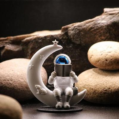 Astronauten-Figur, Prunkstück für die Inneneinrichtung, Idole für Büro, Schreibtisch, Tisch, Astronauten-Spielzeug für Auto-Armaturenbrett, Lesen auf dem Mond, Geschenkartikel