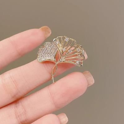Women Brooch High-Gloss Rhinestone Inlay Sparkling Ginkgo Leaf Design Lapel Pin Non-Slip Buckle Scarf Badge Clothing Bags Accessories