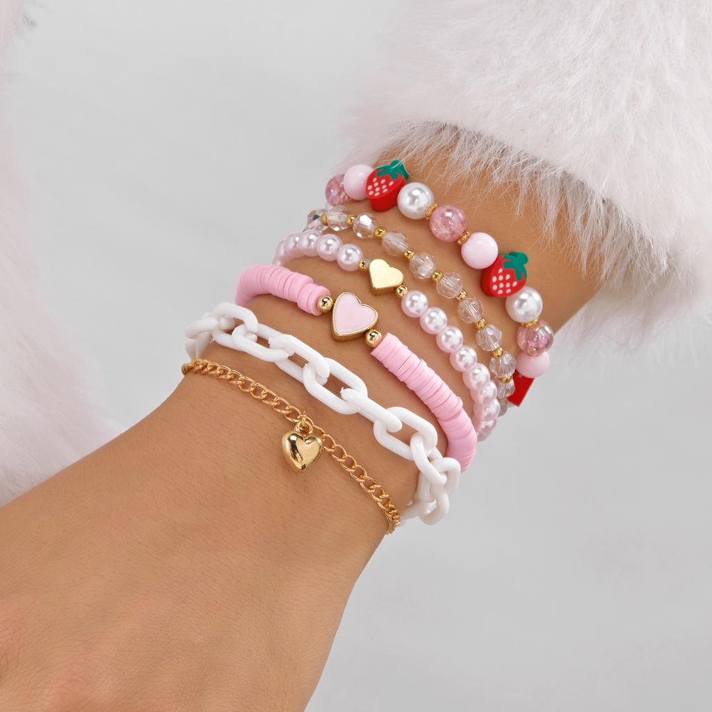 6 Stück/Set Süßes Niedliches Erdbeer-Anhänger-Armband für Damen Elegantes Weichton-Imitationsperlen-Armband Boho Y2k Schmuckzubehör