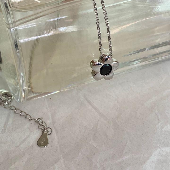 Su Chuang S925 Sterling Silver Black Diamond Plum Blossom Necklace for Women, Elegant Light Luxury Versatile Clavicle Chain