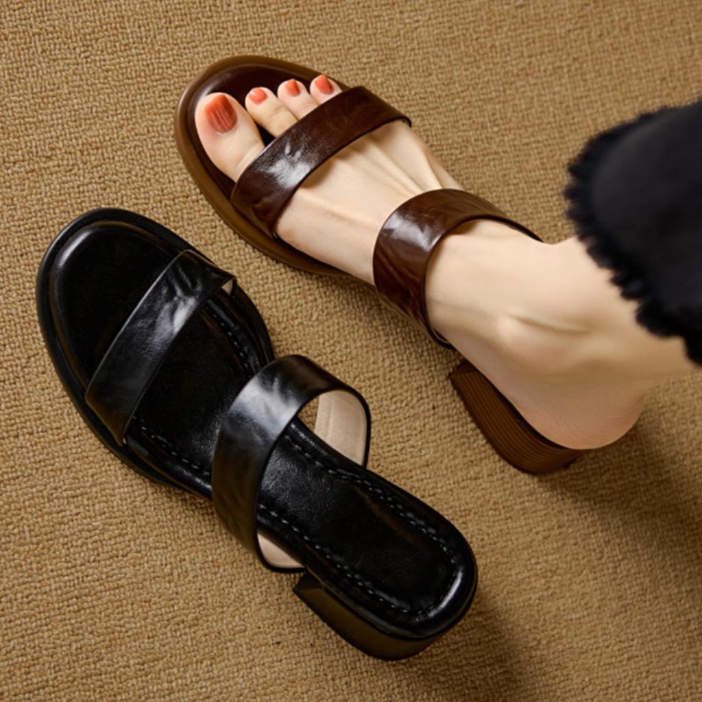 Retro British Style Thick Heel with Cool Slippers, Women's Middle Heel with a Pedal Feeling of Stepping On Shit, Summer New Outer Slippers